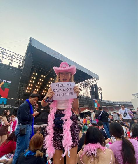 Pink Friday Concert Outfits, Harry Styles Concert Outfit Pink, Pink Cowboy Hat Outfit, Harry Styles Concert Outfit Summer, Mgk Concert, Harry Styles Concert Outfit, Festival Outfit Ideas, Pink Concert, Outfit Concert