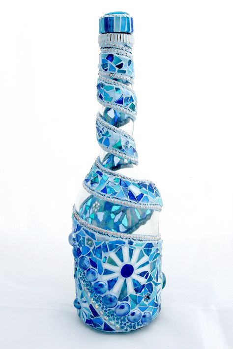 Bottle Plant, Mosaic Bottles, Mosaic Inspiration, Bottle Diy, Glass Painting Designs, Diy Glass Bottle Crafts, Wine Glass Art, Glass Mosaics, Wine Bottle Art