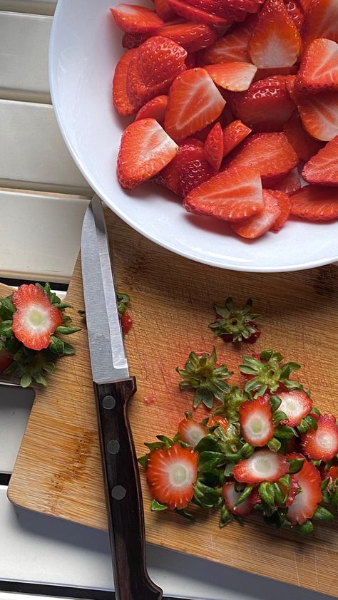 Strawberr cutting green red on a white table on a wooden cutting board summer spring vibes beautiful colours Strawberries In Basket, Fruits Summer, Strawberry Aesthetic, Strawberry Treats, Cut Strawberries, Strawberry Slice, Spring Aesthetic, Spring Vibes, Pretty Food