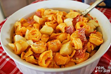 Italian Tortellini Salad - Simple to make and since it's a cold dish, perfect for holiday parties. Italian Tortellini Salad, Cold Italian Pasta Salad, Italian Tortellini, Dude Food, Salad Lunch, Tortellini Salad, Cold Lunches, Pasta Salad Italian, Cold Dishes