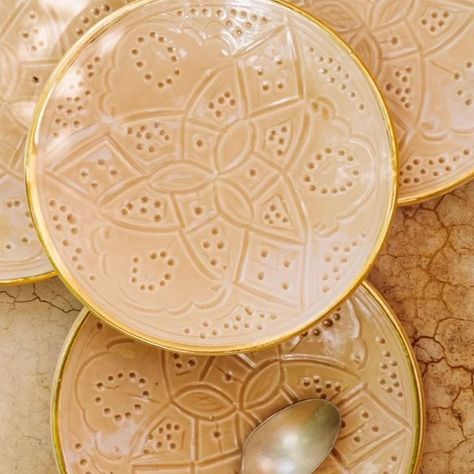 Home of Moroccan Craftsmanship (@chabichicmorocco) • Photos et vidéos Instagram Moroccan Plates, Painted Ceramic Plates, Moroccan Design, Total Look, Artisan Craft, Hand Painted Ceramics, Ceramic Painting, Ceramic Plates, Etsy Crafts