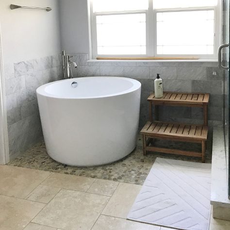 Remodeling with Japanese Soaking Tubs Makeover Kamar Mandi, Bathtub Shower Combo, Japanese Soaking Tubs, Steam Showers Bathroom, Soaker Tub, Whirlpool Bathtub, Bad Design, Bathroom Layout, Bath Tub