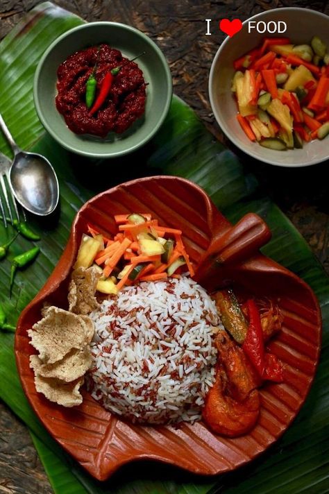 This flavorful Malaysian dish consists of rice that is steamed in coconut milk and usually served accompanied by spicy fish curry. It is traditionally associated with eastern parts of the country, primarily the regions of Kelantan and Terengganu, along with Southern Thailand. Depending on the area, nasi dagang can be prepared with husked red rice or the combination of jasmine and glutinous white rice. It is enjoyed as a hearty breakfast that comes served doused in flavor-packed fish curry. Nasi Dagang Kelantan, Malaysian Food Desserts, Nasi Dagang, Best Rice Recipe, Dishes Ideas, Malay Food, Malaysia Food, Creamy Rice, Dried Food