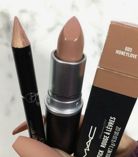 Maquillage Kylie Jenner, Mac Lipstick Shades, Smink Inspiration, Instagram Beauty, Mac Makeup, Beauty Makeup Tips, Lipstick Makeup, Summer Fashion Trends, Lipstick Shades