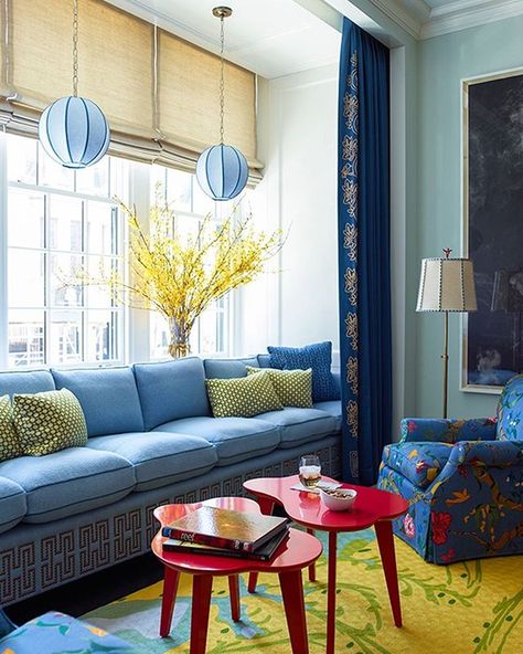 Bright lights, big city. Another fabulous New York room by another genius New York designer. Katie Ridder is famed for her color savvy and playful mix of styles. Her talents are on display in this Upper East Side family room, which includes pillows in our Betwixt. To see @KatieRidderInc’s Schumacher picks, click the link in our profile. #Schustagram @Celerie Pantone Azul, Katie Ridder, English Room, Bright Homes, Chic Living, Blue Rooms, Cozy Nook, Eclectic Decor, Living Room Inspiration