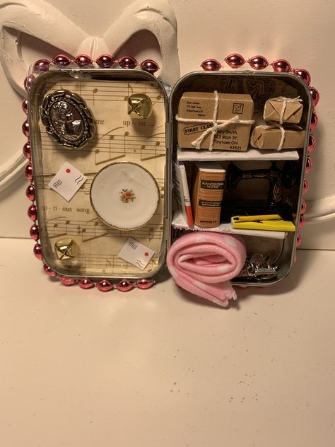 Altoid Tin Crafts For Adults, Alto Is Tin Crafts, Altoid Tin Ideas Miniatures, Altoids Tin Crafts, Altoids Box Ideas, Music Note Design, Mint Tin Crafts, Altoids Wallet, Miniature Bookshelf