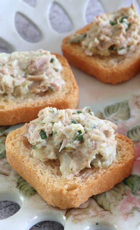 Tuna pâté | Food From Portugal Tuna Pate, Tuna Fish Recipes, Food Spicy, Pate Recipes, Chicken Tenderloin Recipes, Party With Friends, Quick Appetizers, Cold Appetizers, Tuna Recipes