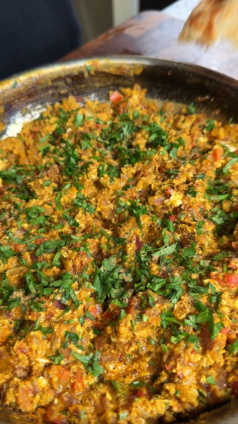 Egg bhurji aka Masala Scrambled Eggs 15 Minute Recipes, Chowmein Noodles, Shrimp Scampi Linguine, Scallion Oil, Egg Bhurji, Oil Noodles, Onion Bhaji, Curry Ramen, Egg Curry