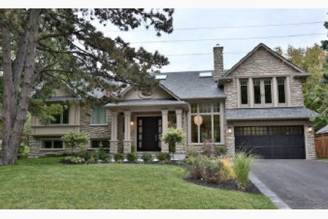 side split home | 1650 Ruscombe Close in Mississauga's Lorne Park neighbourhood is a six ... Split Level Addition Ideas, Split Level Addition, Split Level House Remodels, Split Foyer Remodel, Split Level Remodel Exterior, Tri Level House, Split Level Exterior, Split Entry Remodel, Split Level Remodel