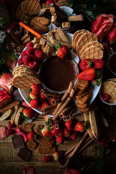 Hot Chocolate Bar Charcuterie, Chocolate Fondue Bar Ideas, Fondue Ideas Chocolate, Christmas Chocolate Fondue, Chocolate Fondue Ideas, Fondue Table, Christmas Fondue, Milk Chocolate Fondue, Fondue Ideas