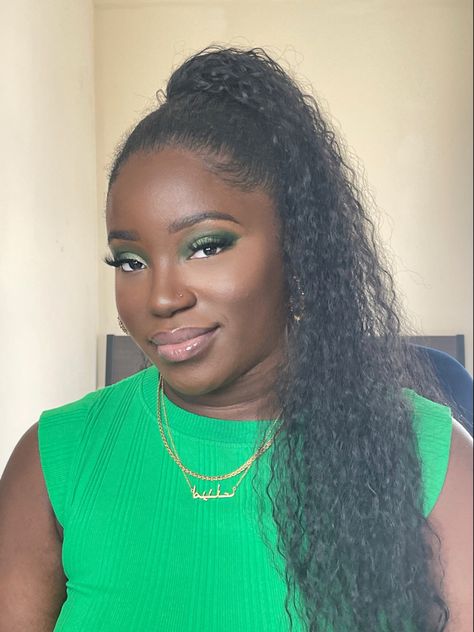 A dark skin beauty blogger wearing an earthy green eyeshadow look with a green sleeveless ribbed dress from Zara. Green And Silver Makeup, Green Makeup Look, Jewelry Nails, Silver Makeup, Earthy Green, Green Makeup, Green And Silver, Dark Skin Makeup, Art Wallpaper Iphone