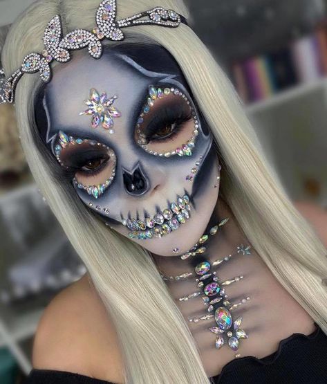 Egyptian Goddess Makeup, Spooky Makeup Looks, Mermaid Skull, Spooky Makeup, Halloween Makeup Sugar Skull, Makeup Looks To Try, Goddess Makeup, Holloween Makeup, Creepy Halloween Makeup