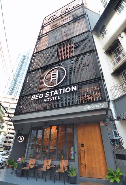 BANGKOK | Bangkok Vibe in Bed Station Hostel - iWander. iExperience. iKwento Small Hotel Design Architecture, Bts Station, Hotel Facade, Hostels Design, Hostel Room, Retail Facade, Facade Architecture Design, Storefront Design, Bedroom Minimalist