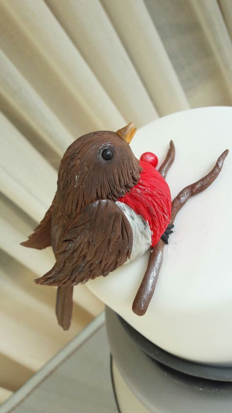 Robin bird sugar cake topper. Fondant Robin Tutorial, Fondant Bird Cake Topper, Fondant Bird Tutorial, Fondant Robin, Bird Fondant, Robin Cake, Bird Cupcakes, How To Make Marzipan, Fondant Figurines