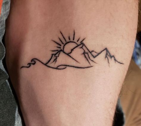 New Day Tattoo, Moutain Tattoos, Colorado Tattoo, Petit Tattoo, Muster Tattoos, Tattoos Geometric, Mountain Tattoo, Subtle Tattoos, Nature Tattoos