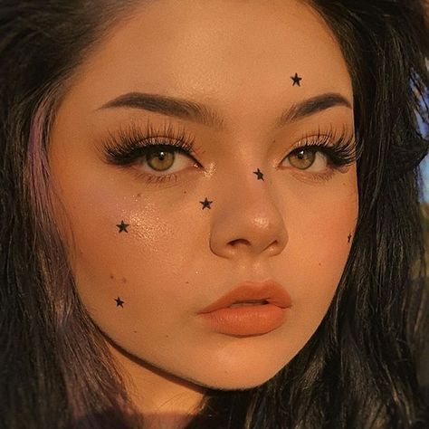 I saw the stunning @meicrosoft with star freckles, so I wanted them as well 🖤🌟 @tatcha silk canvas #tatcha @milkmakeup blur foundation,… Star Freckles, Freckles Makeup, Carnival Makeup, Face Art Makeup, Graphic Eyeliner, Makeup Eye Looks, Creative Eye Makeup, Creative Makeup Looks, Eyeliner Pen