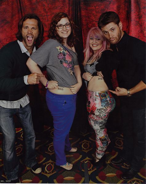 Jared Padalecki, Jensen Ackles, and tattooed fans. Supernatural Photo Op Ideas, Supernatural Tattoos, Please Kiss Me, Jensen And Jared, Supernatural Tattoo, Supernatural Convention, Supernatural Tv Show, Winchester Boys, Jared And Jensen