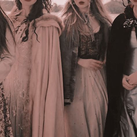 Medieval Princess Aesthetic, Archeron Sisters, Era Victoria, Royalty Core, Medieval Princess, Royal Core, Fairytale Aesthetic, Medieval Aesthetic, Queen Aesthetic