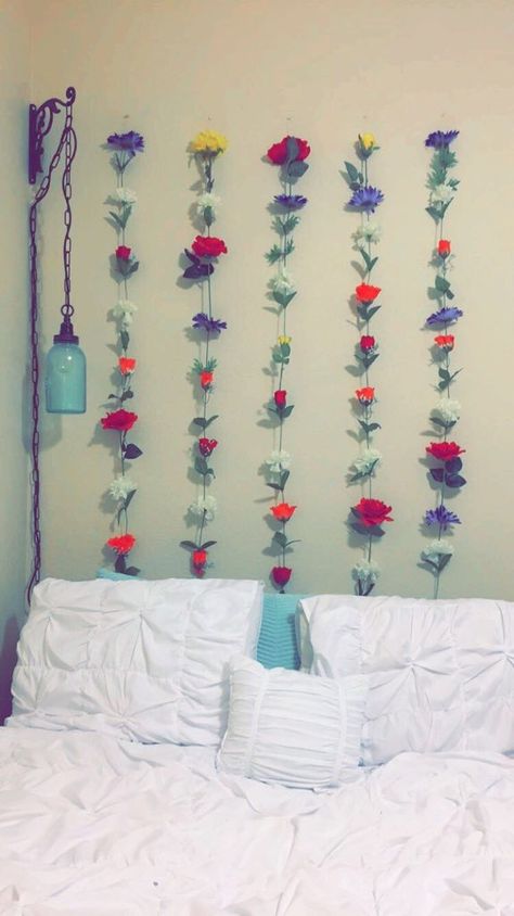 DIY flower headboard Flower Headboard, Floral Headboard, Diy Headboard Ideas, Diy Headboard Wooden, Cute Apartment Decor, Romantic Diy, How To Make Headboard, Boho Chic Living Room, Headboard Ideas