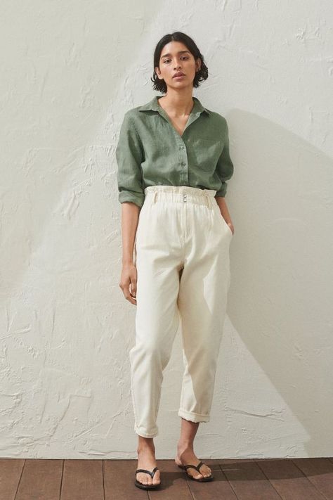 Cream Pants Outfit, Paperbag Hose, Linen Pants Outfit, Bag Pants, Ladies Pants, Cream Pants, Summer Work Outfits, Fit Pants, Green Shirt