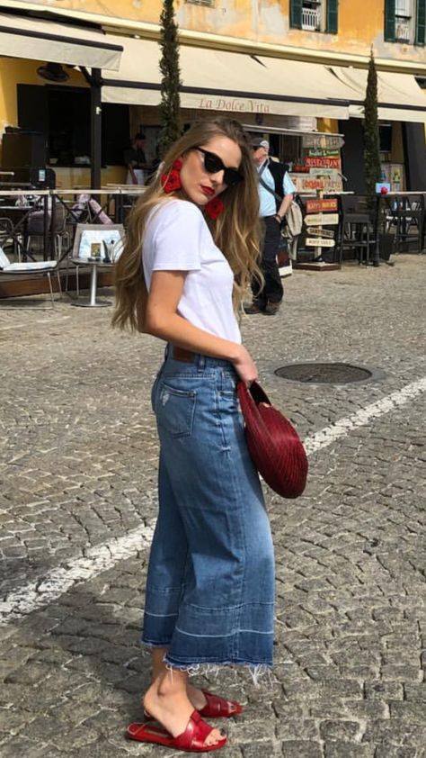 Denim Goucho Pants Outfit, Black Shirt And Jeans Outfit Dressy, Millenial Outfit Makeover, Cullote Jeans Outfit, Denim Cullotes Outfit, Sunday Lunch Outfit Summer, Cullotes Jeans Outfit, Wide Cropped Jeans Outfit, Culotte Jeans Outfit