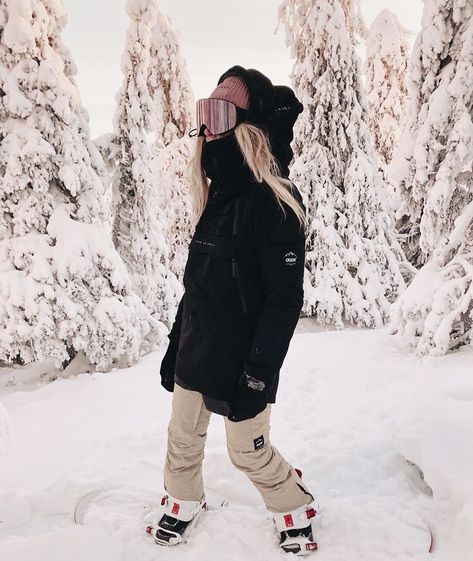 Snowboard Outfit Women, Cute Snowboarding Outfits, Snowboarding Outfits, Snowboarding Pictures, Ski Bunnies, Snowboarding Trip, Ski Bums, Snowboard Girl, Snowboarding Style