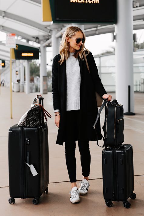 Casual Airplane Outfit Travel Style, Comfy Airport Outfit Winter, Airplane Outfit Winter, Travel Baddie, Outfit Viaje, Airport Outfit Winter, Dubai Holiday, Outfit Informal, Airport Travel Outfits