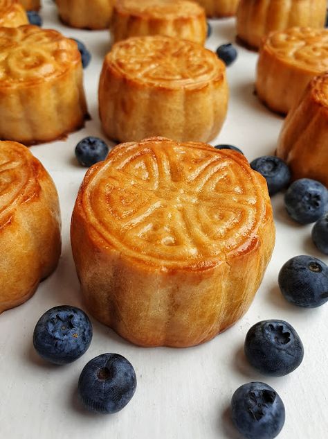 Sweet Potato Mooncake, Mooncake Filling Recipe, Baked Mooncake Recipe, Cheesecake Mooncake, Asian Pastry Recipes, Mooncakes Aesthetic, Mooncake Aesthetic, Easy Mooncake, Moon Cake Filling