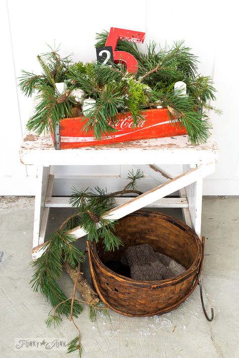 Old Coke Crate Ideas, Old Coke Crates, Coke Crate Ideas, Candle Centrepiece, Christmas Candle Centerpiece, Crate Decor, Christmas Entry, Funky Junk Interiors, Farmhouse Holiday