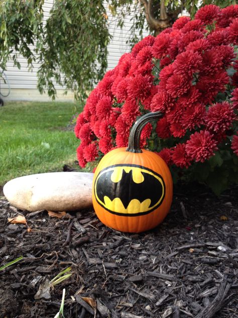 Pumpkin Painting Ideas Batman, Batman Pumpkin Painting, Batman Pumpkin Carving, Batman Pumpkin, Pumpkin Designs Painted, Halloween Pumpkin Crafts, Halloween Board, Painting Pumpkins, Pumpkin Designs