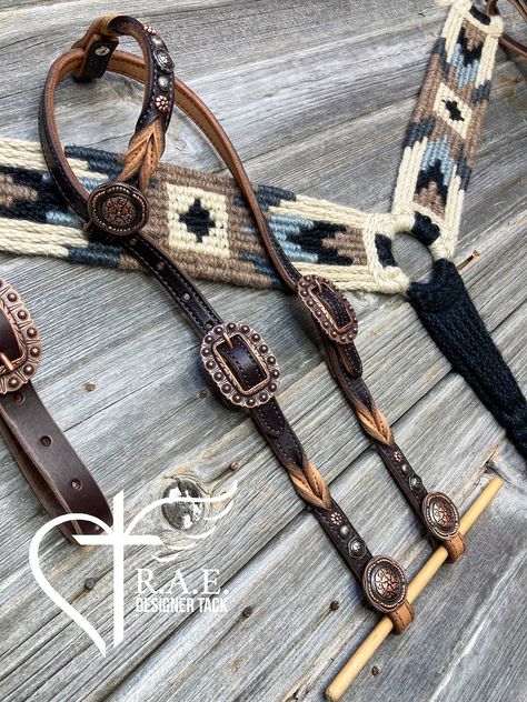 Neutral colored tack set featuring a mohair breast collar and matching leather headstall. Mohair Horse Tack, Mohair Breast Collar, Tack Sets Western, Horse Headstalls, Western Pleasure Outfit, Western Tack Sets, Barrel Racing Tack Rodeo, Bling Horse Tack, Horse Tack Diy