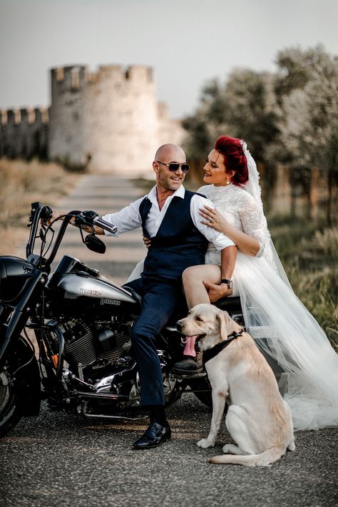 The motorcycle, the dog and the lovers. Country Biker Wedding, Save The Date Motorcycle Photo Ideas, Retro Prewedding, Motorcycle Wedding Ideas, Moto Wedding, Motorcycle Wedding Pictures, Wedding Motorcycle, Photo Romance, Free Spirit Wedding