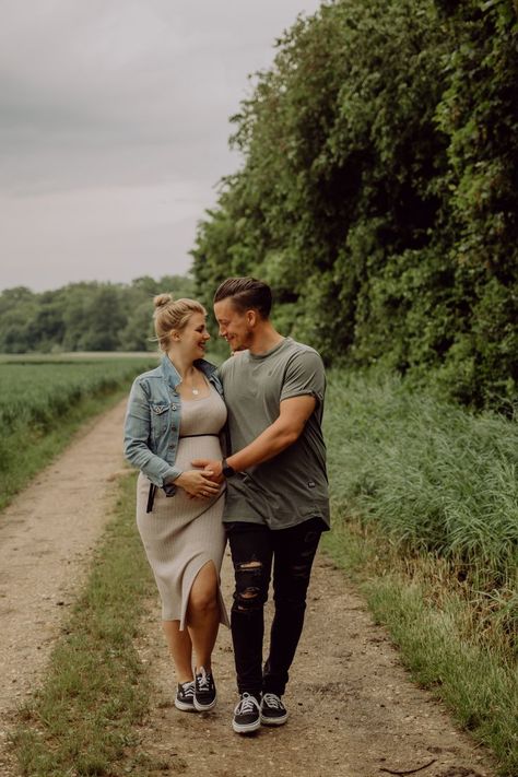 Bump Pictures With Husband, Pregnancy Shoot With Husband, Pictures With Husband, Pregnant Style, Baby Bump Pictures, Couple Shooting, Bump Pictures, Couple Pregnancy Photoshoot, Maternity Photography Couples