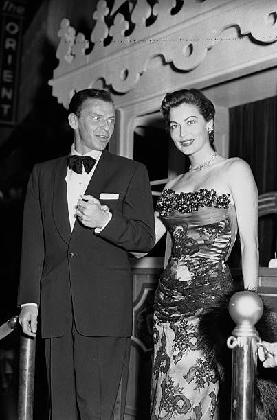 Hollywood CA Frank Sinatra escorts Ava Gardner to MGM's Technicolor Show Boat premiere here in the couple's first such appearance together Shown on a... Ava Gardner Frank Sinatra, Klasik Hollywood, Stars D'hollywood, Robert Taylor, Robes Glamour, Mode Retro, Hollywood Couples, Rat Pack, Ava Gardner