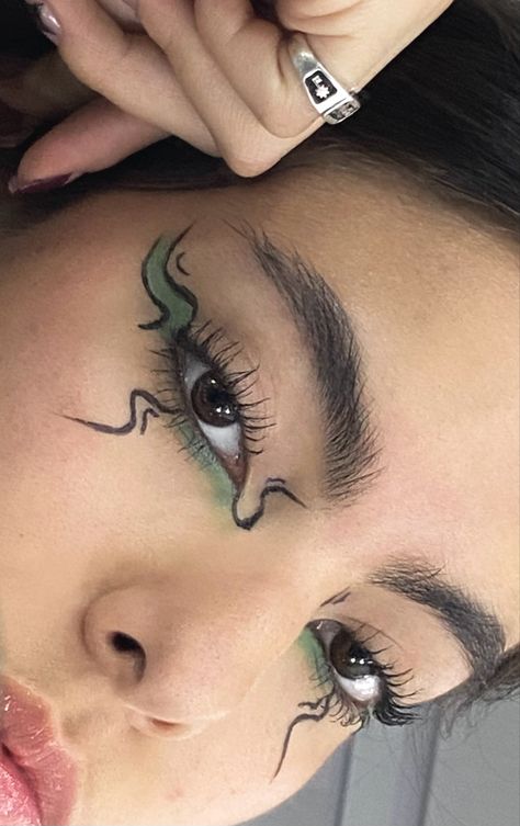 Weird Eyeliner, Graphic Liner Hooded Eyes, Graphic Eyeliner For Hooded Eyes, Artsy Eyeliner, Artistic Eyeliner, Creative Eyeliner, Futuristic Makeup, Eyeliner For Hooded Eyes, Eyeliner Designs