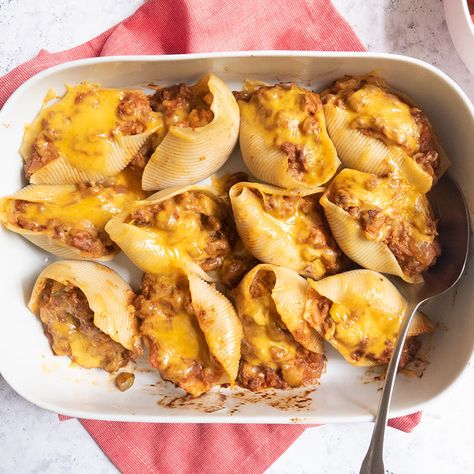 Enjoy a tasty and delicious meal with your loved ones. Learn how to make Cheeseburger stuffed shells & see the Smartpoints value of this great recipe. Cheeseburger Stuffed Shells, Stuffed Shells Beef, Chicken Stuffed Shells, Stuffed Shells Ricotta, Jumbo Pasta Shells, Shells Recipe, Recipe Beef, Pasta Shells, Stuffed Shells Recipe