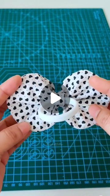 The One Stitches|xxl scrunchies|Scrunchiesindia|Bows|Bangles on Instagram Christmas Hair Bow Ideas, Kids Hair Bands, Diy Baby Bows Headbands, Hair Accessories Diy Headband, Easy Hair Bows, Xxl Scrunchies, Diy Baby Bows, Diy Ruffle, Bows For Sale