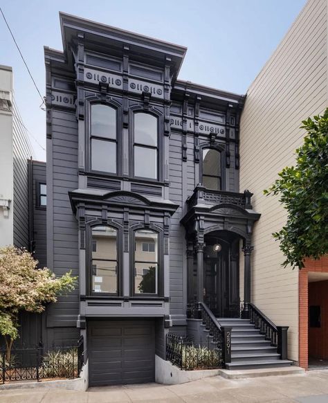 Pricey Pads on Instagram: “Victorian house painted black in Pacific Heights, San Francisco. What do you think of the colour?” Modern Victorian House, Townhouse Exterior, Black Houses, Pacific Heights, French Style Homes, California Photos, Modern Victorian, Modern Mansion, Victorian House