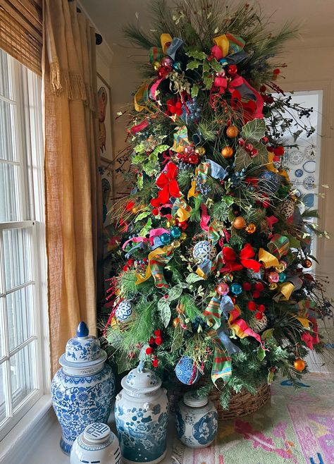 Colorful Christmas Tree Christmas Shelf Decor Ideas Living Room, Old School Christmas Tree, Christmas Tree Themes Colors, Vintage Christmas Trees, Christmas Tree Colorful, Chinoiserie Christmas, Nostalgic Christmas, Tree Themes, Christmas Tree Inspiration