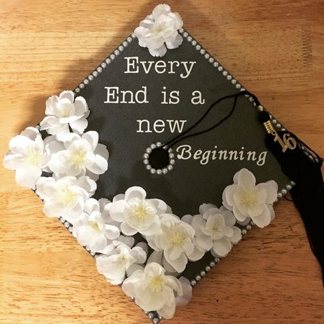 Ma Graduation Cap Ideas, Business Graduation Cap, Topi Toga, Graduation Things, Graduation Goals, Grad Hats, Caps Ideas, Medical Graduation, Nurse Graduation Cap