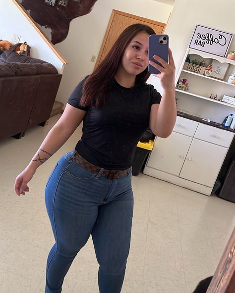 hiii 🙈 Female Pose, Sweet Jeans, Western Style Outfits, Curvy Women Jeans, Riding Outfit, Cute Everyday Outfits, Female Poses, Say More, Instagram Models