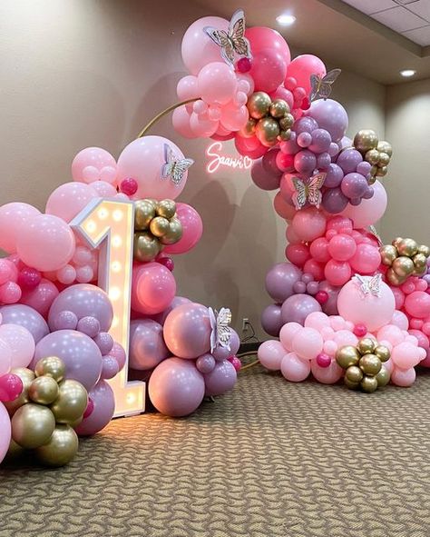 Pink And Purple Balloon Decor, 25th Anniversary Decorations, 15th Birthday Decorations, Butterfly Themed Birthday Party, Minnie Birthday Party, 1st Birthday Party Decorations, Wedding Stage Design, 1st Birthday Party Themes, Princess Theme Party