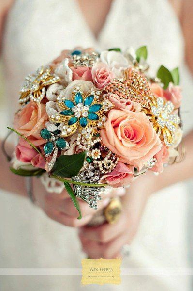 Bouquet with costume jewelry. Bouquets Ideas, Jeweled Bouquet, Winter Wedding Bouquet, Wedding Brooch Bouquets, Vintage Bouquet, Winter Bouquet, Diy Wedding Bouquet, Wedding Winter, Brooch Bouquet