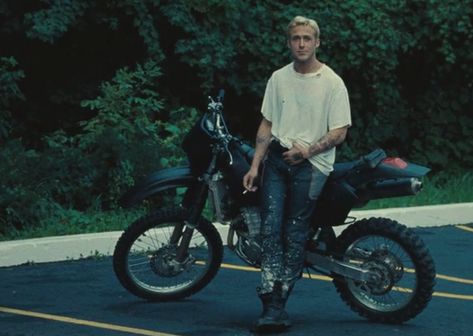 Ryan Gosling in The Place Beyond The Pines Ryan Gosling Movies, Place Beyond The Pines, Ryan Gosling Style, Beyond The Pines, Райан Гослинг, Mike Patton, The Pines, Mens Fashion Inspiration, Ryan Gosling