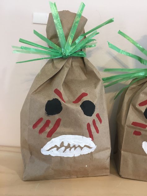 Kakamora favor bags Diy Kakamora Coconut Costume, Moana Birthday Party Activities, Kakamora Faces, Moana Bday Party Ideas, Smores Birthday, Preschool Birthday, Moana Birthday Party Theme, Moana Theme Birthday, Moana Bebe