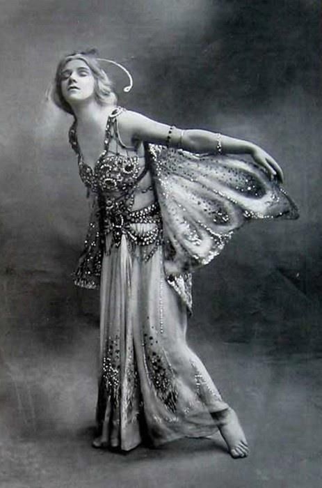 Miss Phyllis Monkman : Actress, dancer and singer. She began as a teenager, achieving success in Butterflies (1908). After many appearances in revues, notably Bubbly (1917), and Tails Up! (1918).  Monkman was one of the founders in 1921 of the 'Co-Optimists' 'pierrotic' concert party, in which she appeared on and off for several years with her husband, Laddie Cliff. Noël Coward cast her in his musical play Operette (1938), and Ivor Novello wrote a part for her in The Sunshine Sisters (1933). Vintage Foto's, Butterfly Costume, Vintage Fairies, Vintage Circus, Arte Inspo, Photo Vintage, Vintage Portraits, White Photo, Vintage Ephemera