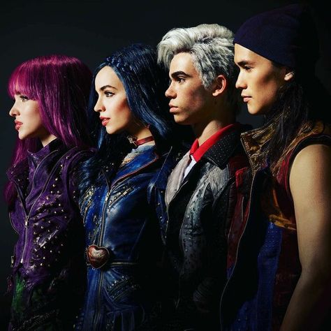 Descendants 2 Mal Evie Jay and Carlos Carlos Descendants, Descendants Pictures, Descendants Wicked World, Disney Descendants Movie, Descendants Characters, Descendants Party, Mal And Evie, Disney Channel Descendants, Disney Descendants 3