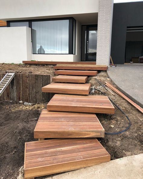 By @outdoorvisionlandscaping⠀ ---⠀ One of our current Highton Projects is really starting to take shape thanks to Jeffery and the boys… Steps Garden, Step Design, Garden Stairs, Deck Stairs, Deck Designs Backyard, Garden Steps, Outdoor Stairs, Front Steps, Woodworking Carpentry