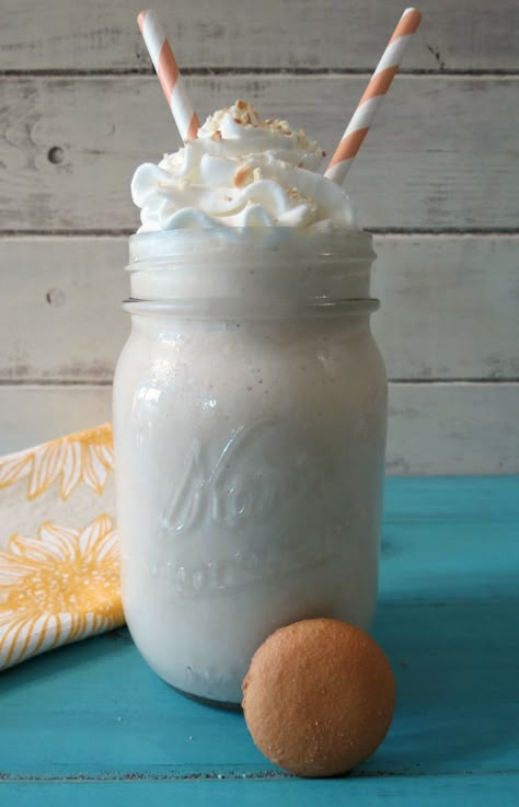 Banana Cream Pie Smoothie - A thick, healthy, creamy drink made with coconut milk and bananas that taste just like a cream pie. Coconut Cream Pie Smoothie, Banana Cream Pie Smoothie, Smoothies And Shakes, Shakes And Smoothies, Vitamix Recipes, Coconut Cream Pie, Cool Drinks, Banana Cream Pie, Banana Cream