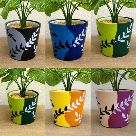 Place these along pathways or in flower beds to illuminate your garden at night. Planter Painting, Diy Dorm, Terra Cotta Pot Crafts Diy, Pots Diy, Hand Painted Planter, Diy Jar, Candle Pot, Vase Painting, Plant Pot Design